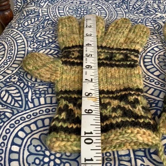 Hand Knit Gloves - Picture 4 of 6